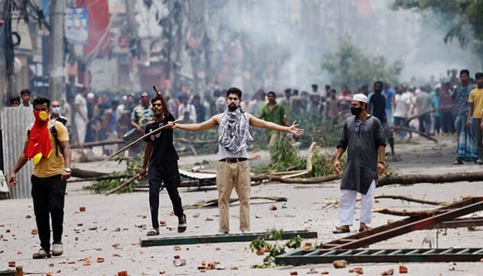 Dhaka Curfew: Pakistani Students Bangladesh mei Pareshan!